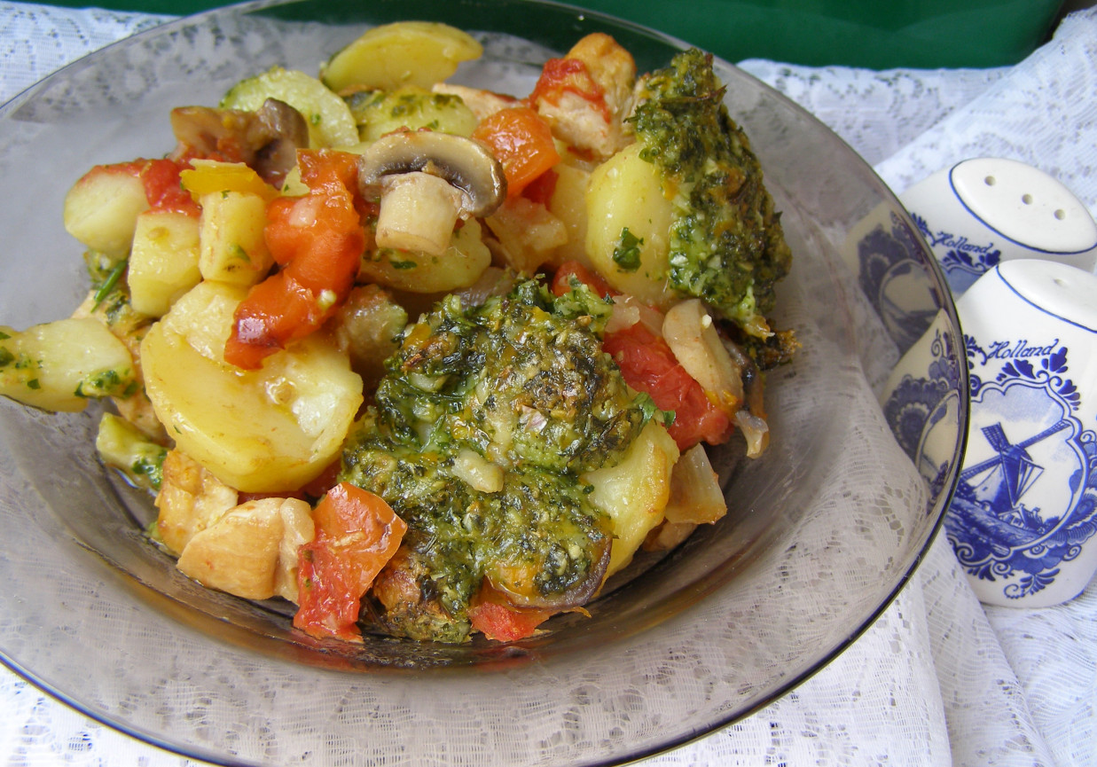 ziemniaki z warzywami i serami i piersią kurczaka... foto