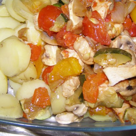 Krok 3 - ziemniaki z warzywami i serami i piersią kurczaka... foto