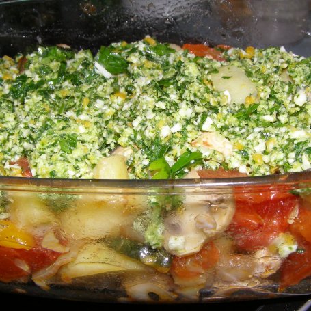 Krok 4 - ziemniaki z warzywami i serami i piersią kurczaka... foto
