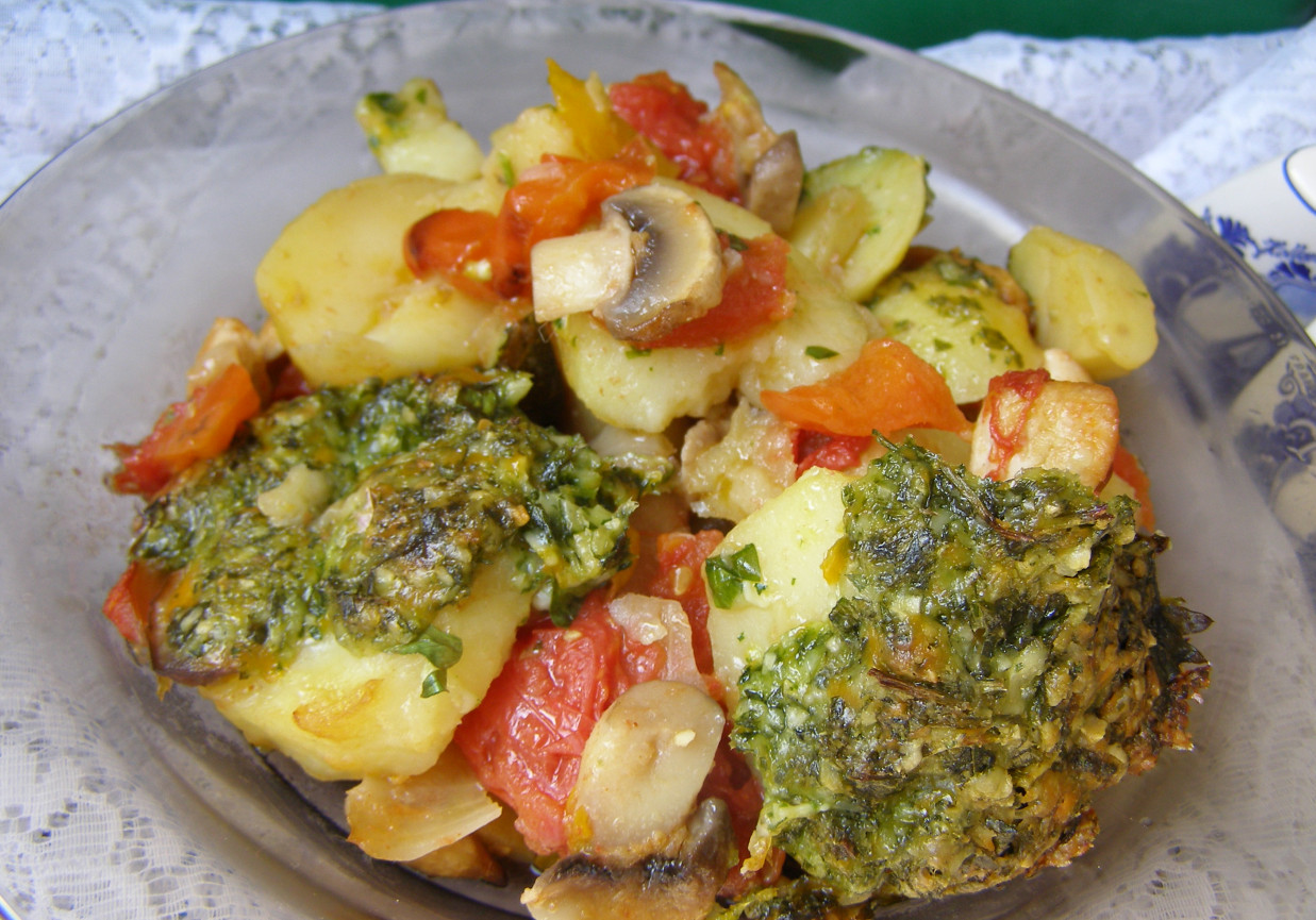 ziemniaki z warzywami i serami i piersią kurczaka... foto