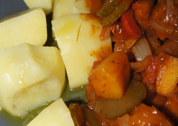 Fotografia przedstawiająca Ziemniaki z warzywami na ostro