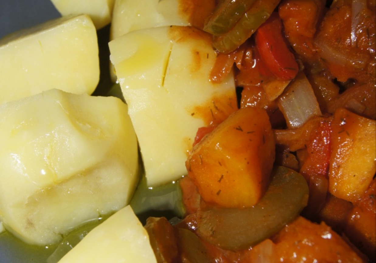 Ziemniaki z warzywami na ostro foto
