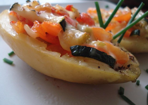 Fotografia przedstawiająca Ziemniaki z warzywkami z pieca