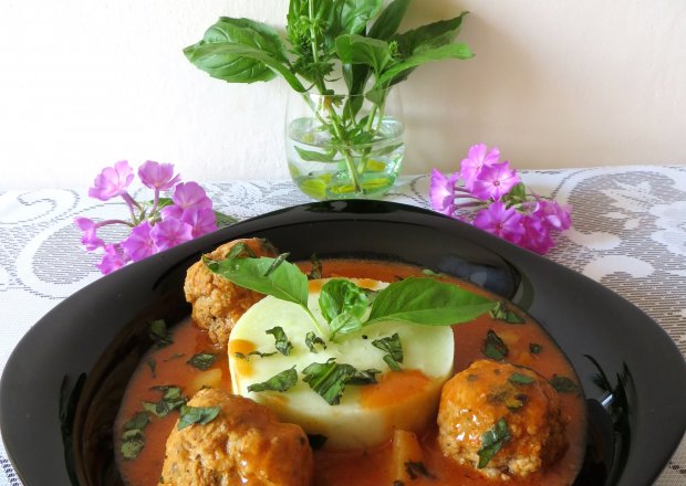 Fotografia przedstawiająca Ziemniaki z wasabi w sosie pomidorowo-bazyliowym