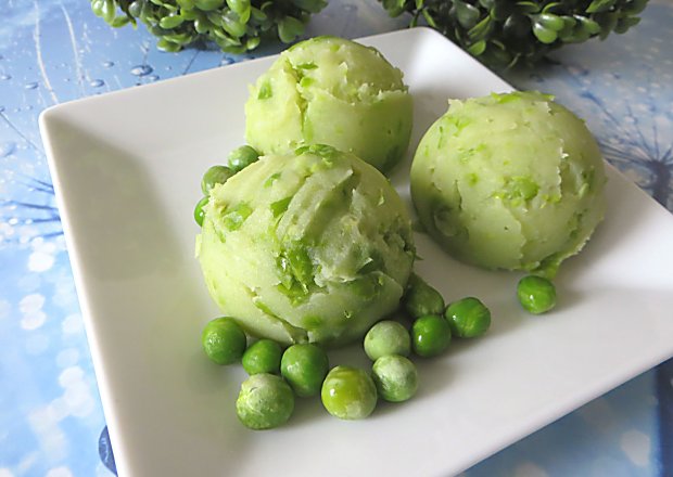 Fotografia przedstawiająca Ziemniaki z zielonym groszkiem