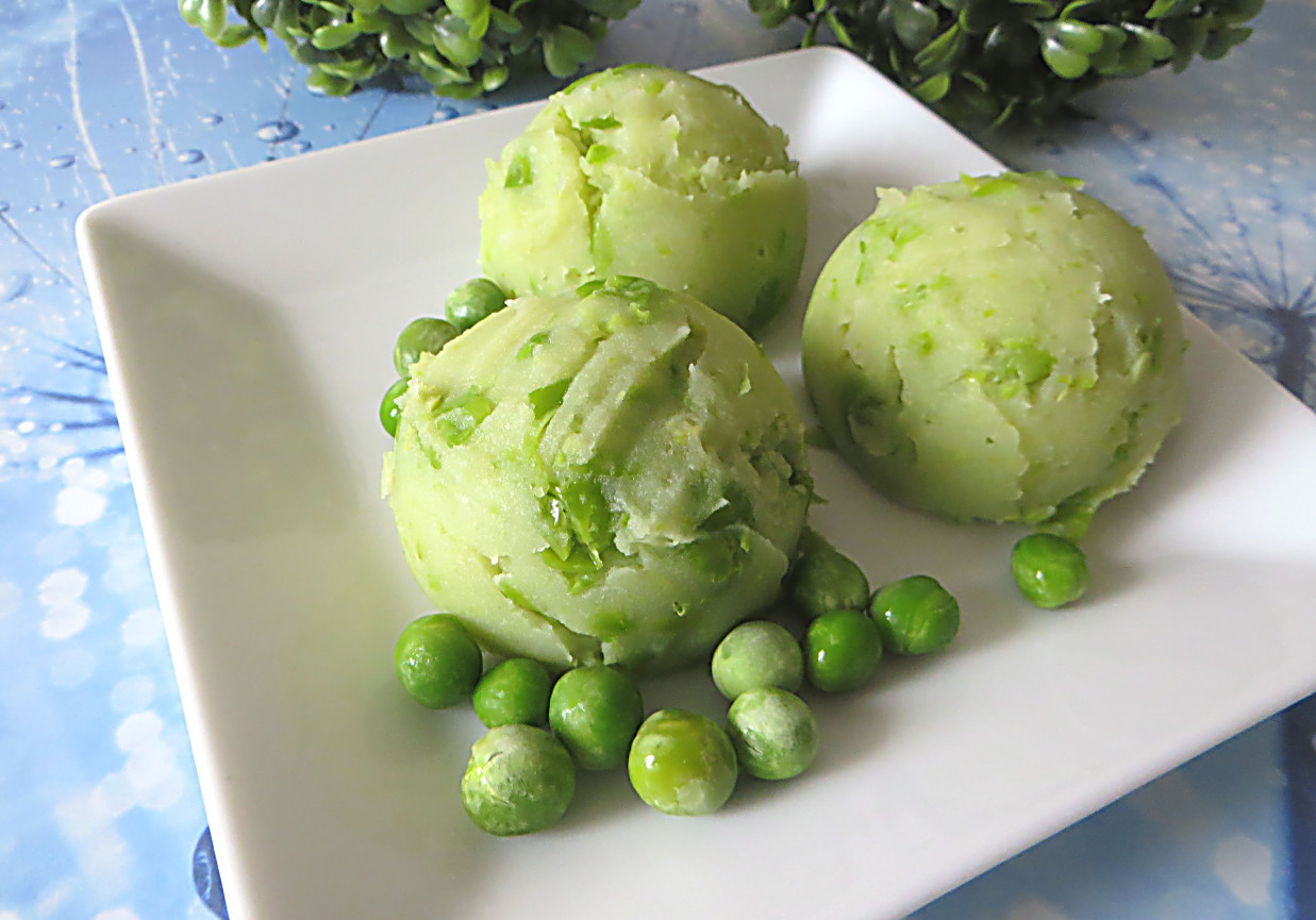 Ziemniaki z zielonym groszkiem foto
