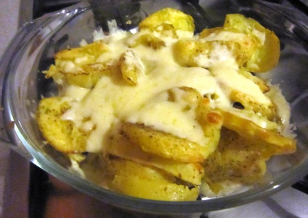Fotografia przedstawiająca Ziemniaki z żółtym serem