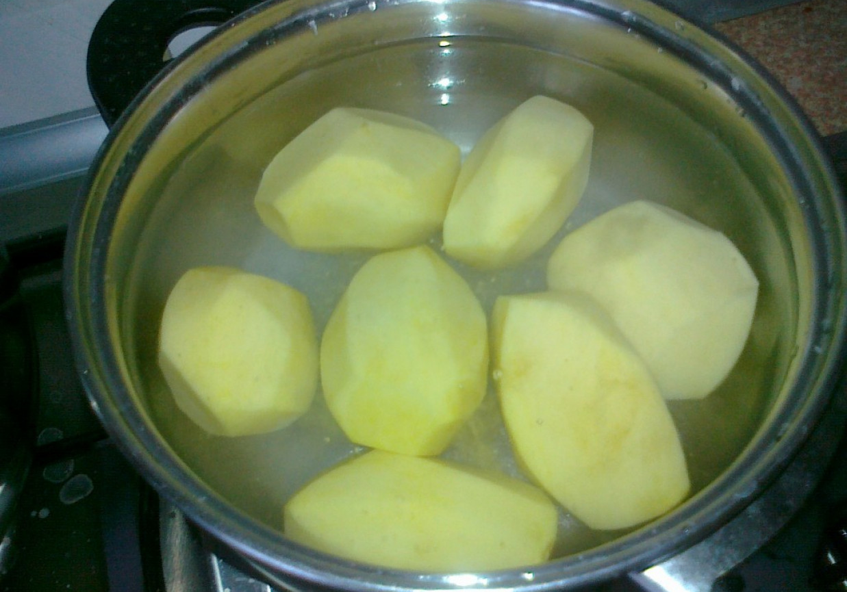 Ziemniaki zapieczone w żółtym serze foto