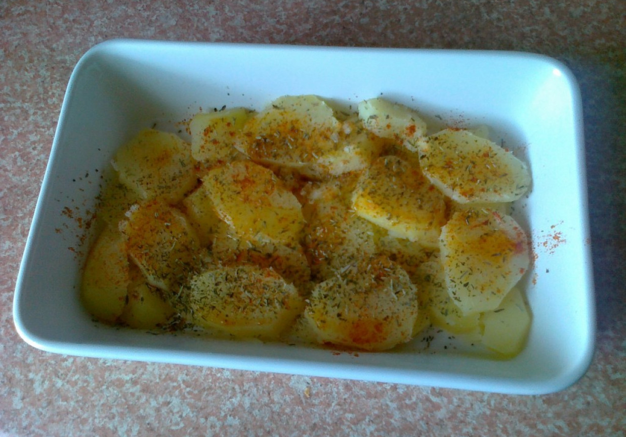 Ziemniaki zapieczone w żółtym serze foto