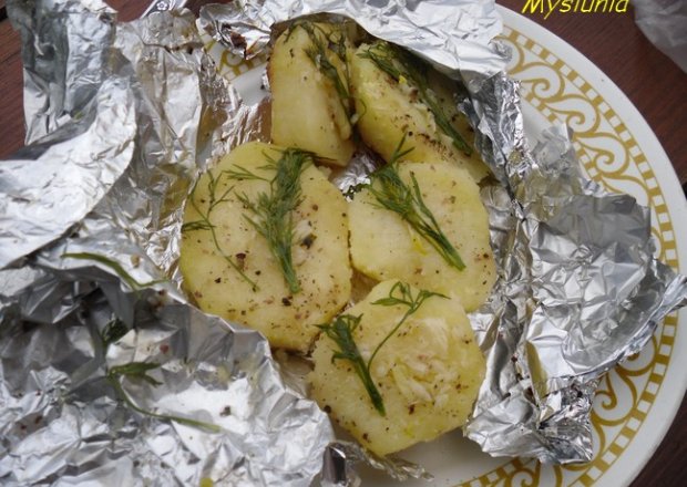 Fotografia przedstawiająca Ziemniaki zapiekane na grillu
