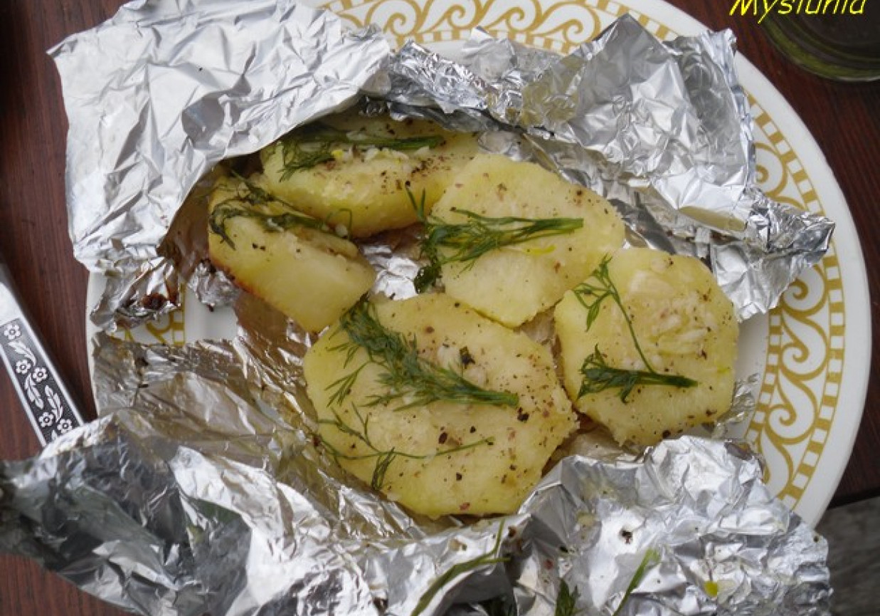 Ziemniaki zapiekane na grillu foto
