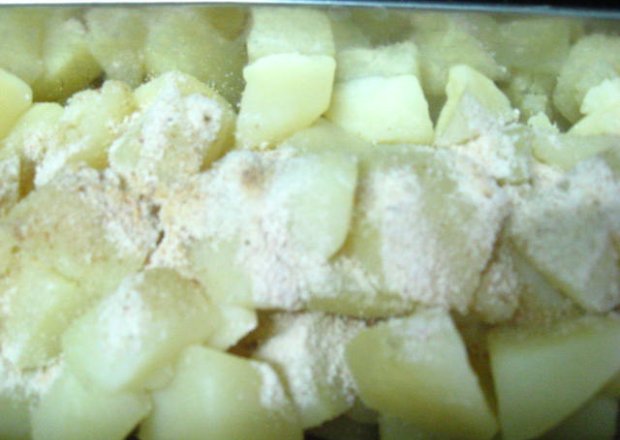 Fotografia przedstawiająca Ziemniaki zapiekane w bułce tartej i maśle