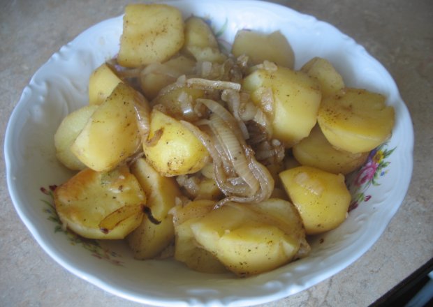 Fotografia przedstawiająca Ziemniaki zapiekane z cebulą