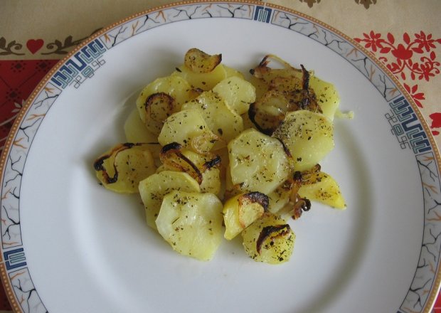 Fotografia przedstawiająca Ziemniaki zapiekane z cebulką