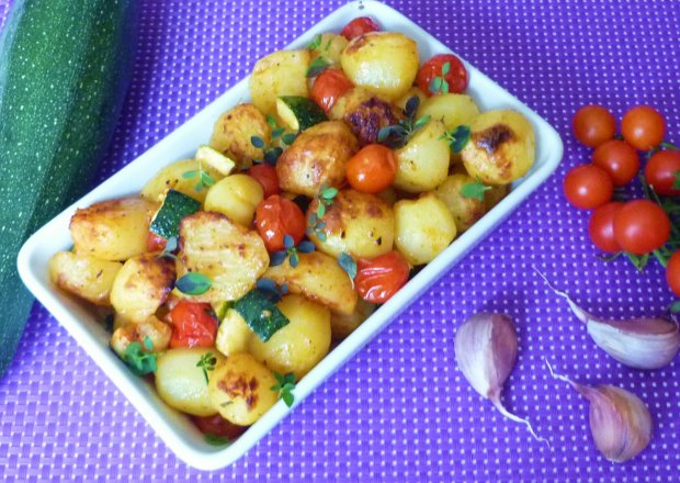 Fotografia przedstawiająca Ziemniaki zapiekane z cukinią i pomidorami