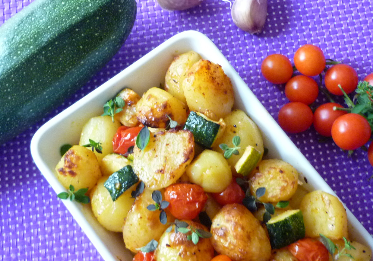 Ziemniaki zapiekane z cukinią i pomidorami foto