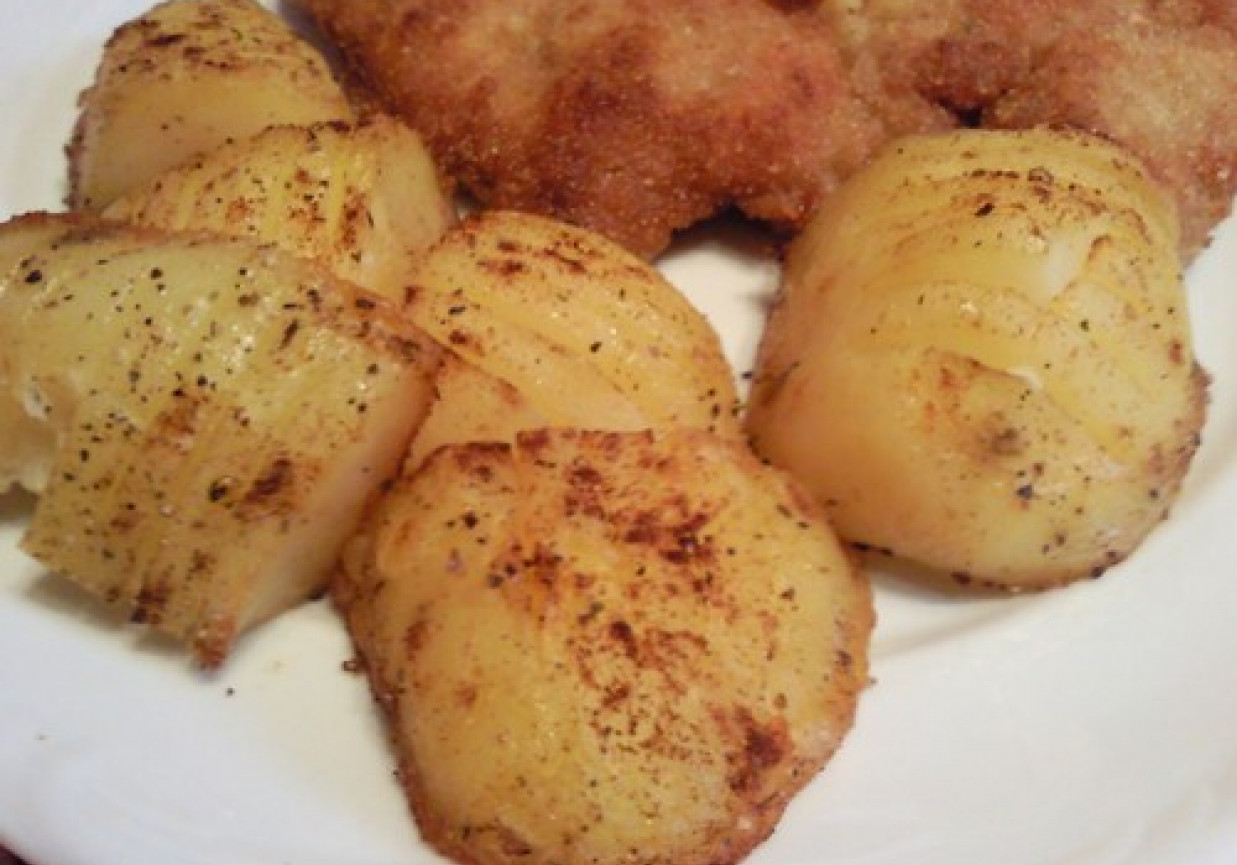 Ziemniaki zapiekane z czosnkiem, papryką oraz ziołami foto