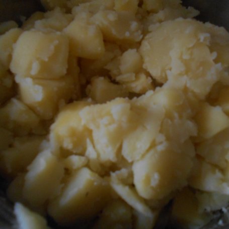 Krok 1 - Ziemniaki zapiekane z kiełbasą i serem foto