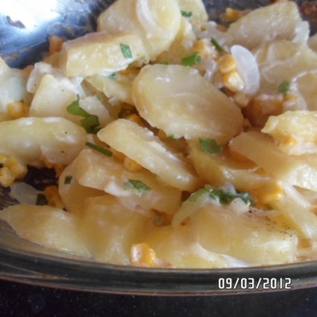 Krok 5 - Ziemniaki zapiekane z kukurydzą i cebulą w śmietanie foto