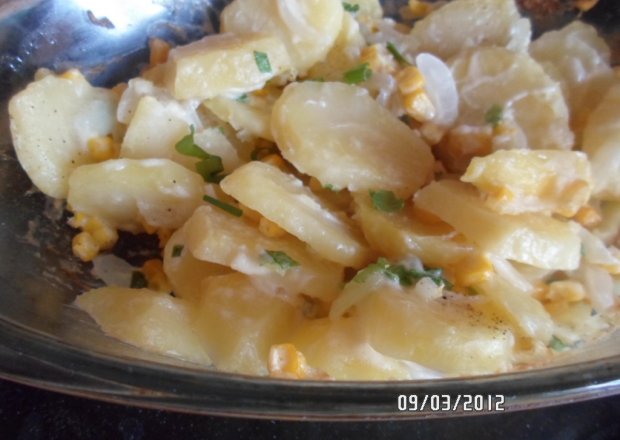 Fotografia przedstawiająca Ziemniaki zapiekane z kukurydzą i cebulą w śmietanie