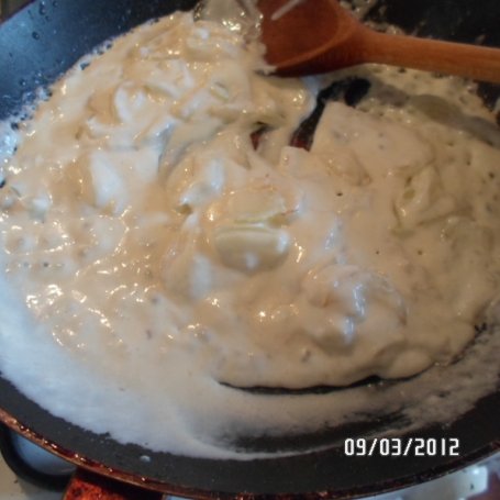 Krok 3 - Ziemniaki zapiekane z kukurydzą i cebulą w śmietanie foto