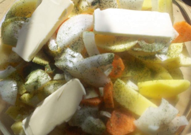 Fotografia przedstawiająca Ziemniaki zapiekane z masłem - jarski obiad