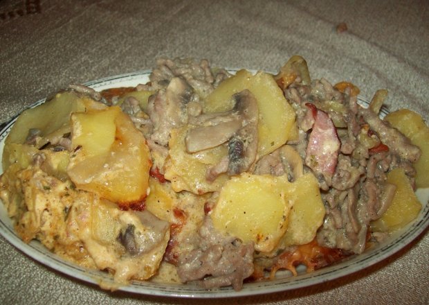 Fotografia przedstawiająca Ziemniaki zapiekane z mięsem mielonym