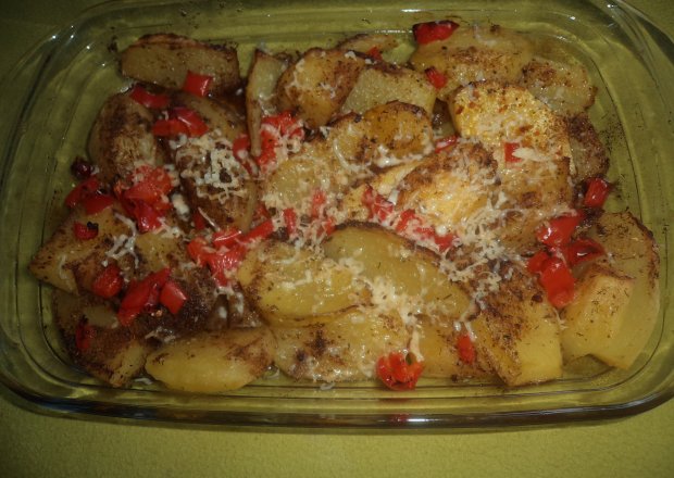 Fotografia przedstawiająca Ziemniaki zapiekane z papryką czerwoną - z nutą wędzonej mozzarelli :)