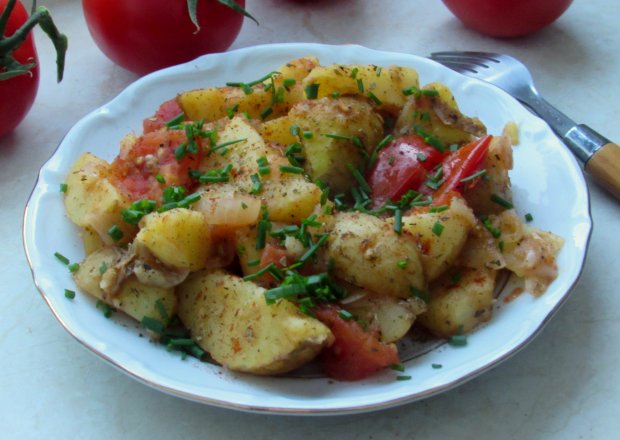 Fotografia przedstawiająca Ziemniaki zapiekane z pomidorem