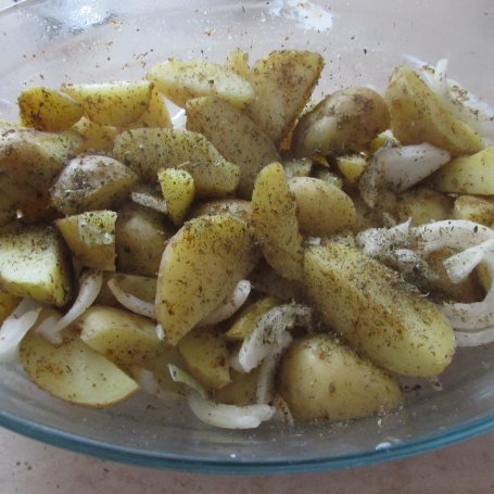 Krok 2 - Ziemniaki zapiekane z pomidorem foto
