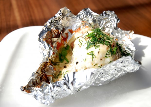 Fotografia przedstawiająca Ziemniaki zapiekane z sosem śmietanowym i cheddarem