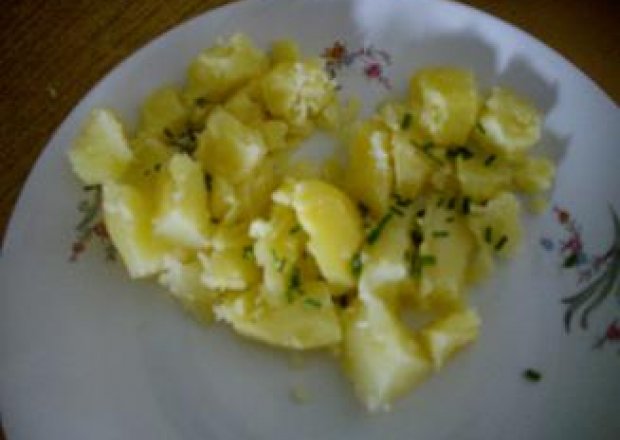 Fotografia przedstawiająca ziemniaki ze szczypiorkiem