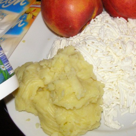 Krok 1 - ziemniaki,twaróg,jogurt grecki=pyszny sernik z nektarynkami i miętą na herbatnikach... foto
