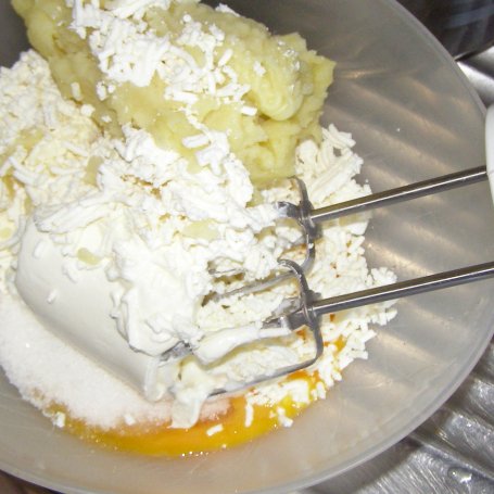 Krok 3 - ziemniaki,twaróg,jogurt grecki=pyszny sernik z nektarynkami i miętą na herbatnikach... foto