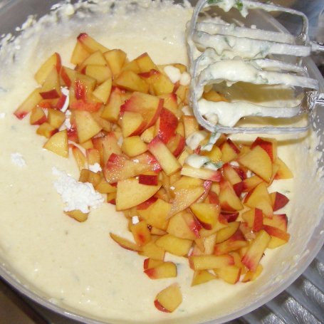 Krok 5 - ziemniaki,twaróg,jogurt grecki=pyszny sernik z nektarynkami i miętą na herbatnikach... foto