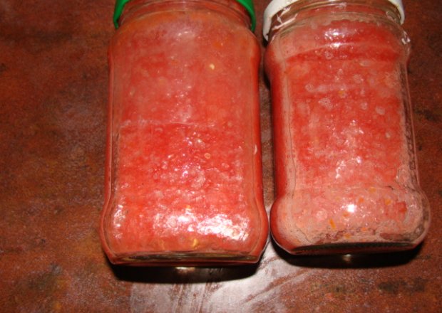 Fotografia przedstawiająca zimna zupa pomidorowa