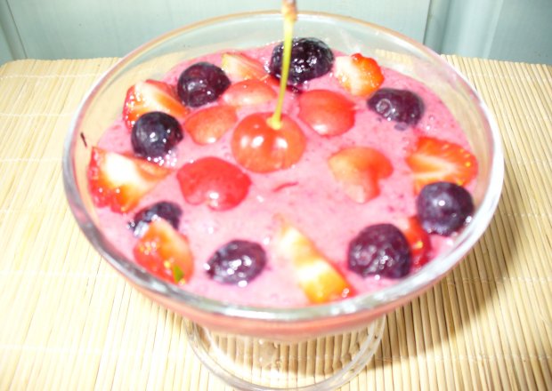 Fotografia przedstawiająca Zimny deser na upały z truskawek, czereśni i mrożonych jagód.
