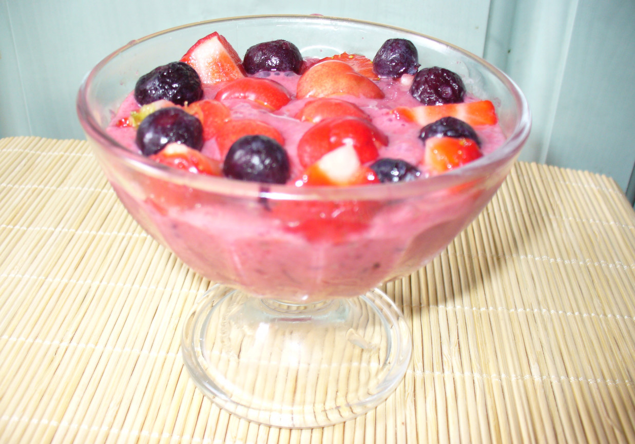 Zimny deser na upały z truskawek, czereśni i mrożonych jagód. foto
