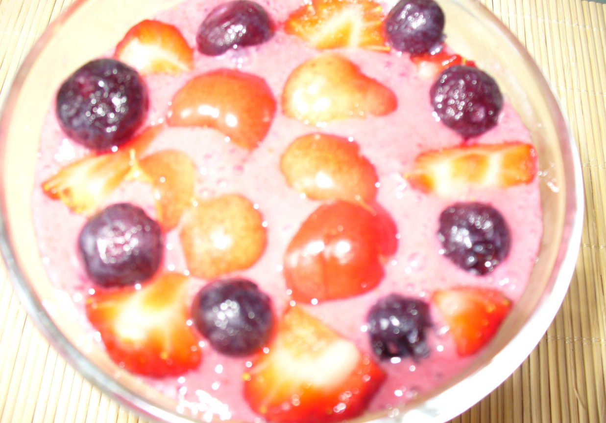 Zimny deser na upały z truskawek, czereśni i mrożonych jagód. foto