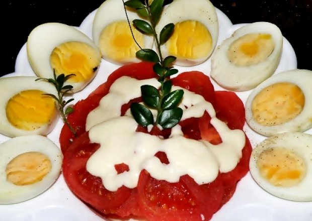 Fotografia przedstawiająca Zimny półmisek - jajka i pomidory w sosie chrzanowym