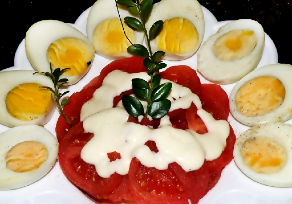 Zimny półmisek - jajka i pomidory w sosie chrzanowym foto