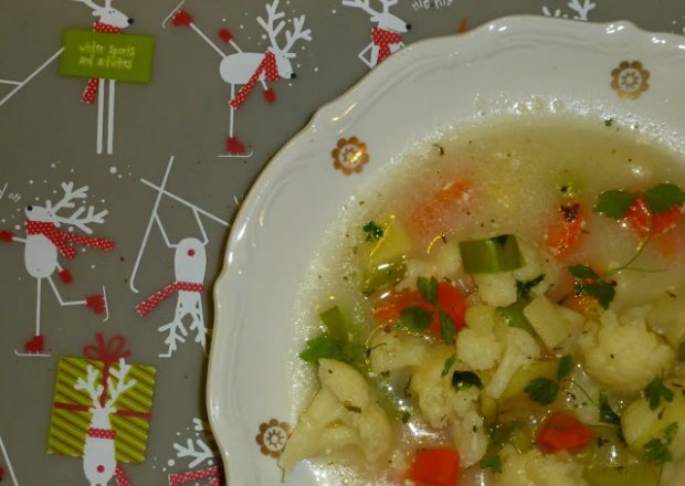 Fotografia przedstawiająca Zimowa delikatna zupa jarzynowa