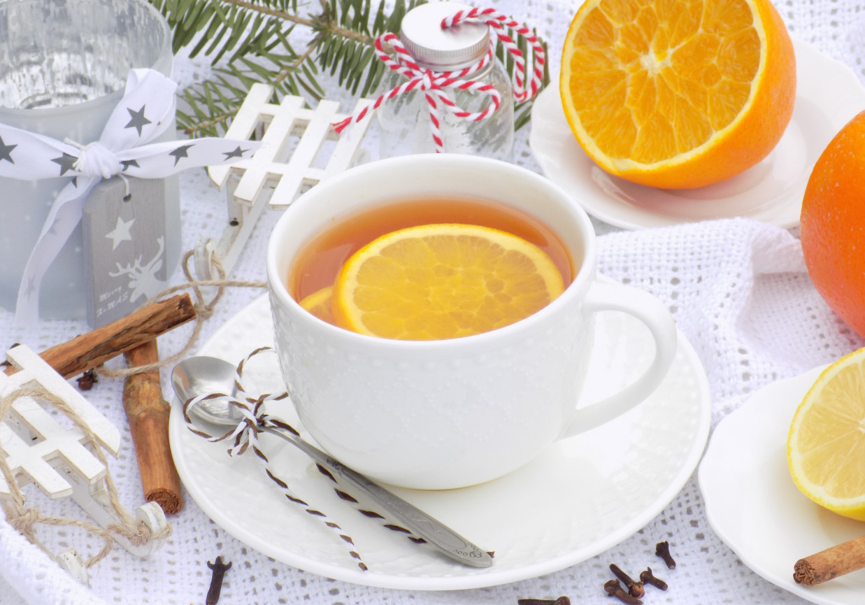 Zimowa herbata z cynamonem i cytrusową nutką. foto