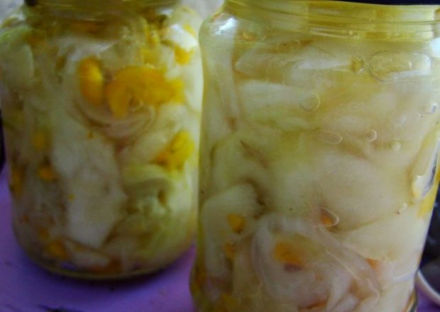 Fotografia przedstawiająca Zimowa sałatka cukiniowo ogórkowa