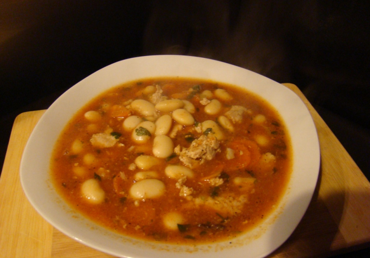 Zimowa zupa z białą fasolą foto