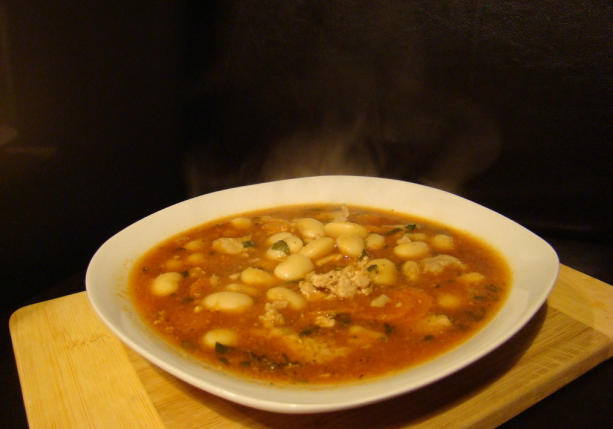 Zimowa zupa z białą fasolą foto