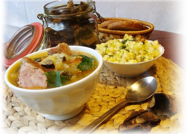 Fotografia przedstawiająca Zimowa zupa z kiszonej kapusty
