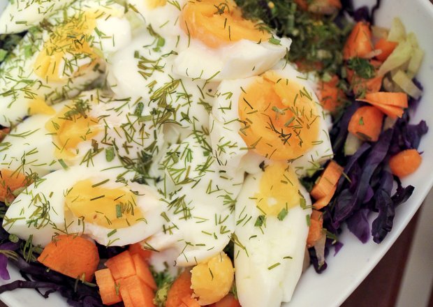 Fotografia przedstawiająca Zimowe warzywa z jajem