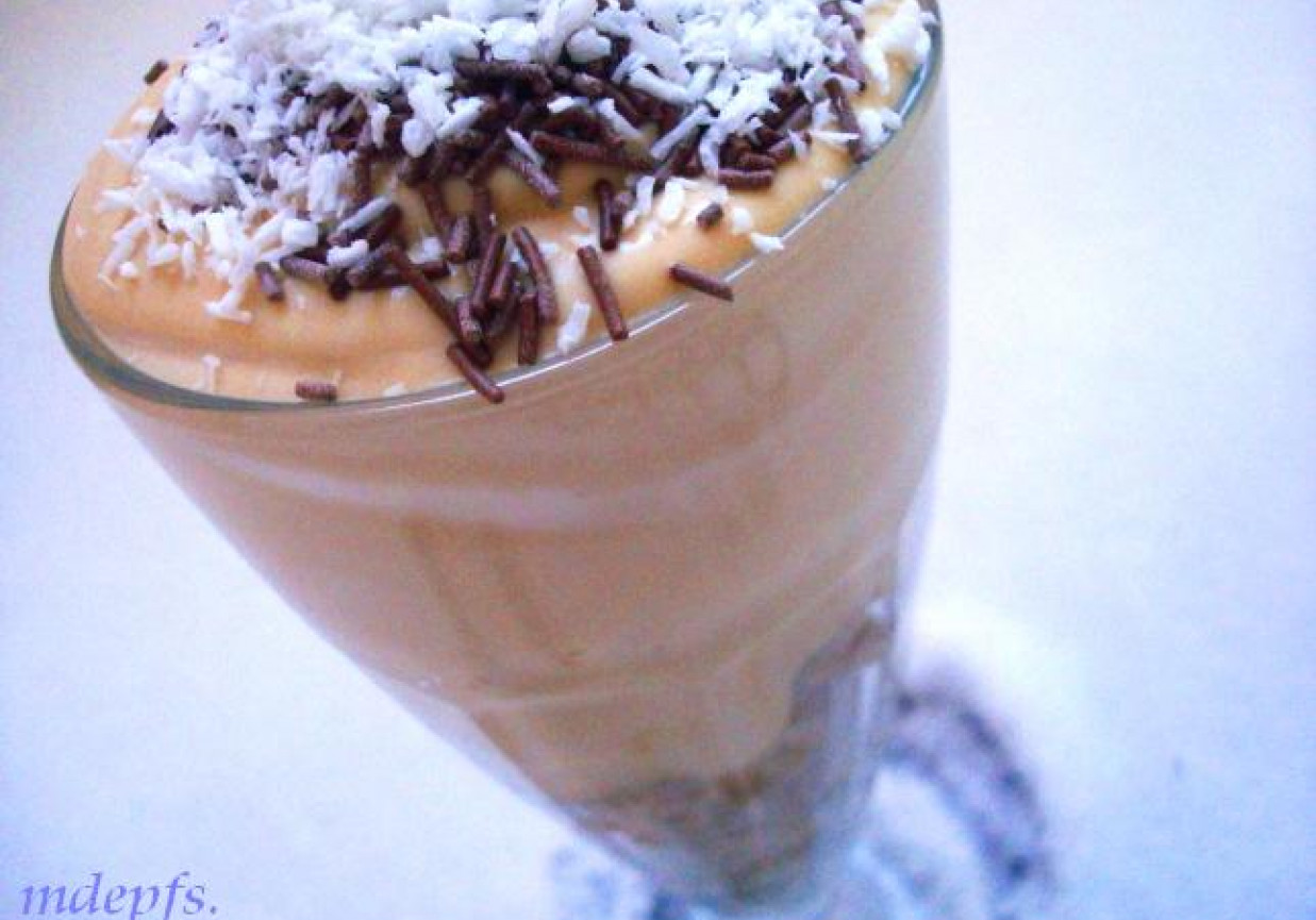 Zimowy deser o smaku kawy i białej czekolady foto