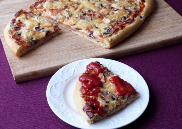 Fotografia przedstawiająca Ziołowa pizza podwójnie serowa